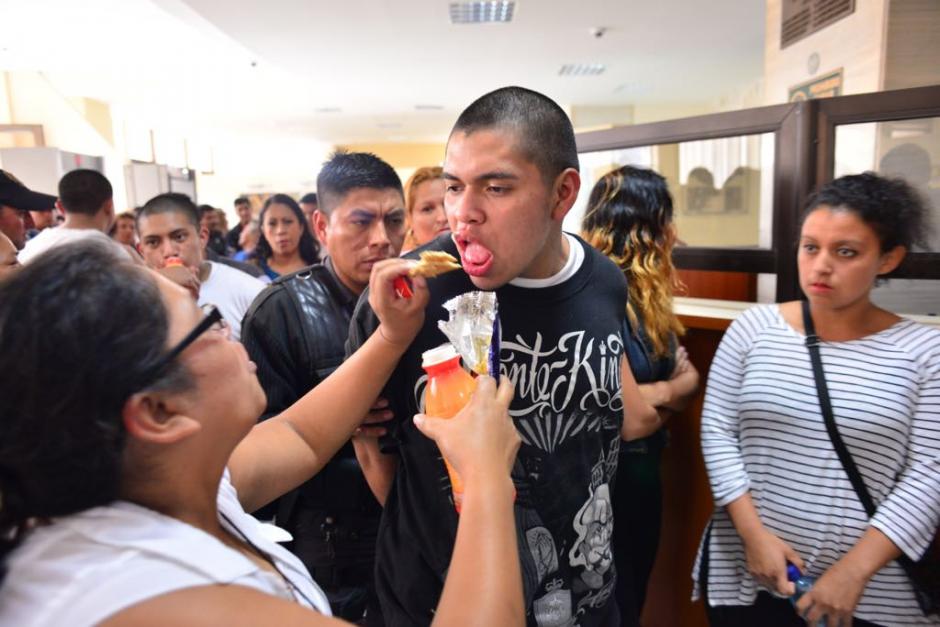 Los internos que organizaron el motín en Las Gaviotas reciben comida. (Foto: Jesús Alfonso/Soy502) 