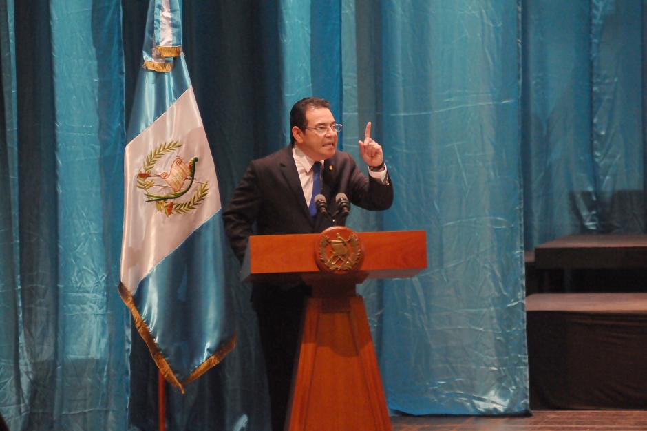 Después de arremeter contra los diputados, Jimmy Morales pide el respeto de los guatemaltecos. (Foto: Alejandro Balán/Soy502)