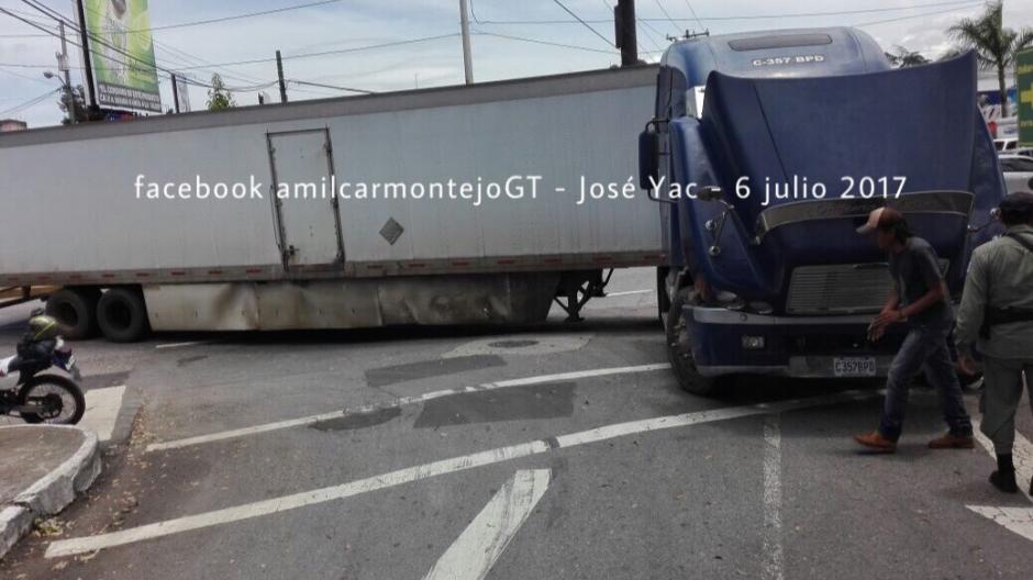 Un tráiler averiado genera complicaciones de tránsito para los automovilistas que transitan en cercanías al Bulevar Los Próceres. (Foto: Amílcar Montejo)
