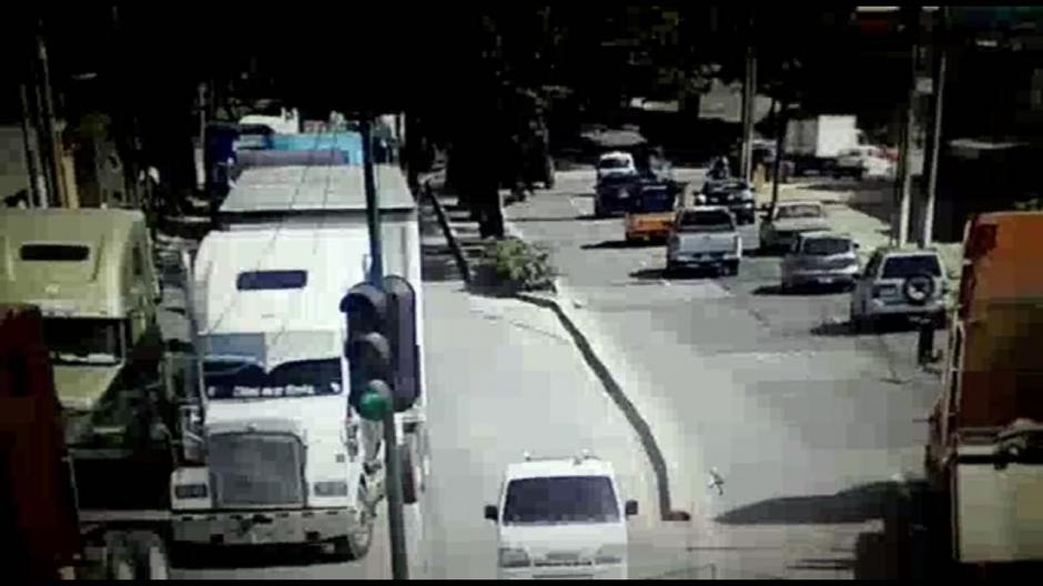 Un tráiler con desperfectos mecánicos obstaculiza una de las vías del periférico en el ingreso a la Universidad Mariano Gálvez. (Foto: Amílcar Montejo)