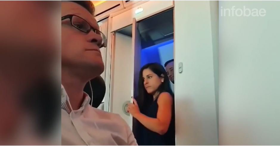 El pasajero finge estar distraído, pero filma lo que ocurre a sus espaldas. (Captura video)