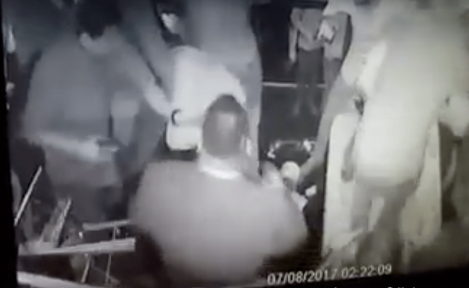 La pelea se registró la madrugada de este sábado. (Foto: captura de pantalla)