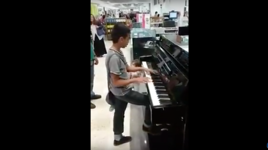 Tras una talentosa interpretación, un niño pianista fue buscado por una tienda de artículos en México. (Foto: actualidad.rt.com)