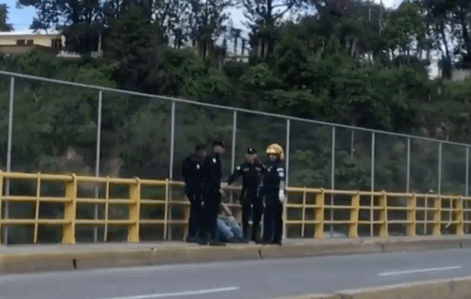 La PNC y los Bomberos Municipales evitaron que un hombre se suicidara la tarde de este domingo. (Foto: @InfotráficoGT) 