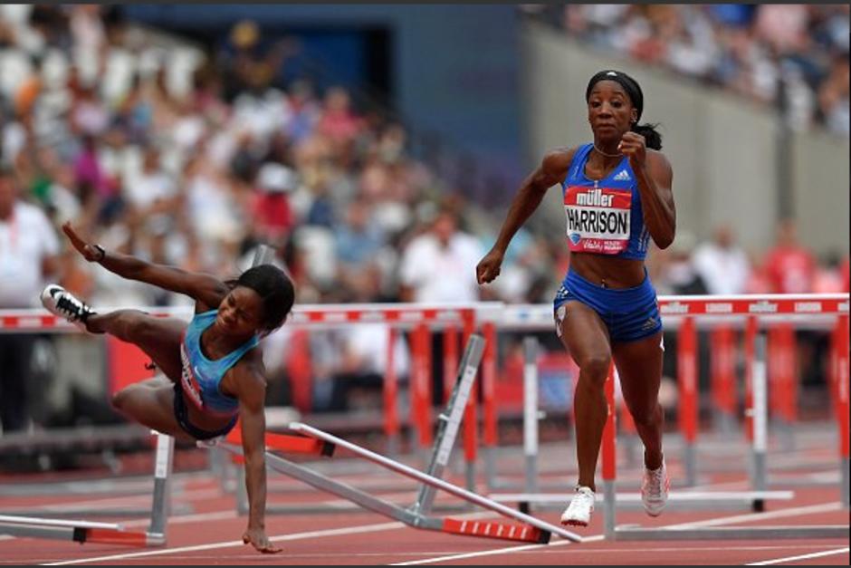 La atleta Jasmin Stowers sufre tremenda caída. (Foto: Twitter)