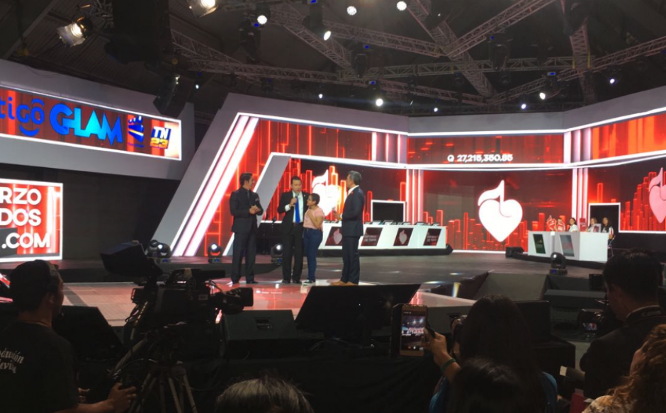 Jimmy Morales llegó a la Teletón para apoyar. (Foto: @teletonguate)