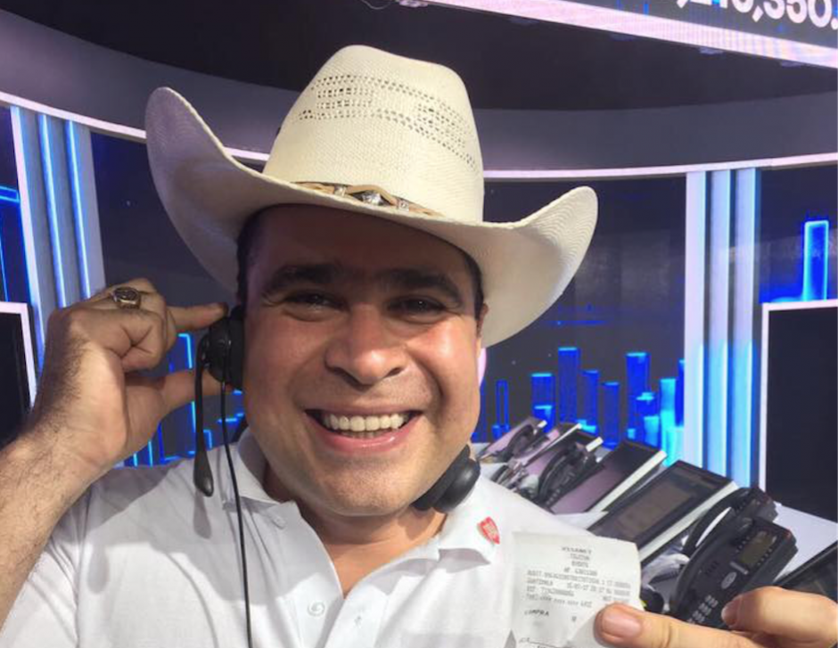 Neto Bran donó su sombrero para que fuera subastado. (Foto: Facebook)