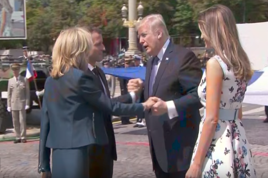 El incómodo saludo incluyó a la primera dama de Francia Brigitte Macron. (Imagen: captura de pantalla)