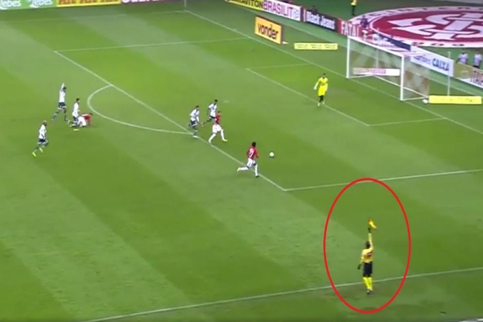 El árbitro central dejó seguir la jugada que terminó en gol, luego que el juez de línea marcara por error un fuera de juego. (Imagen: Pulzo)