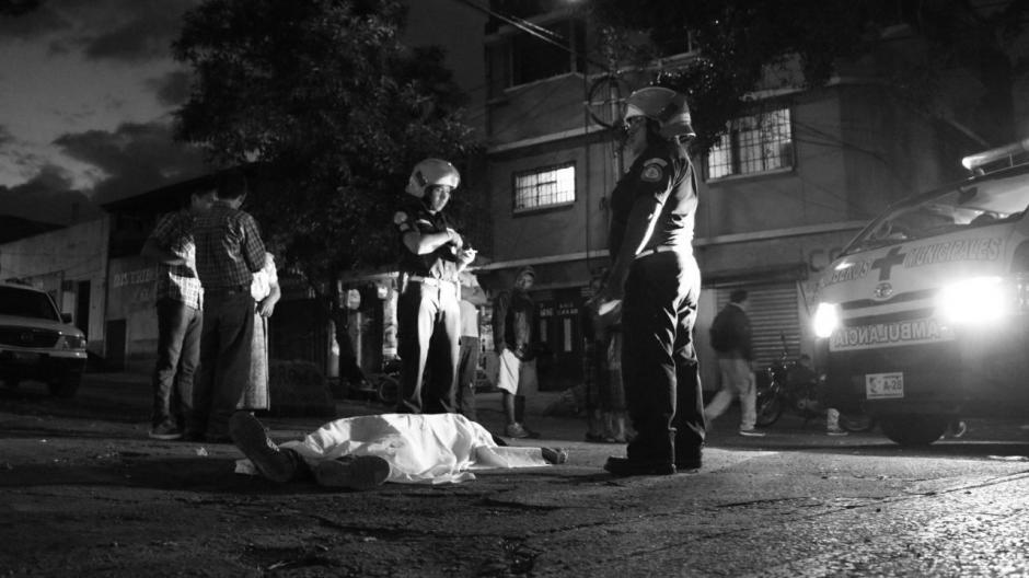 Un hombre de aproximadamente 20 murió en un ataque armado en la Avenida La Castellana. (Foto: Bomberos Municipales)