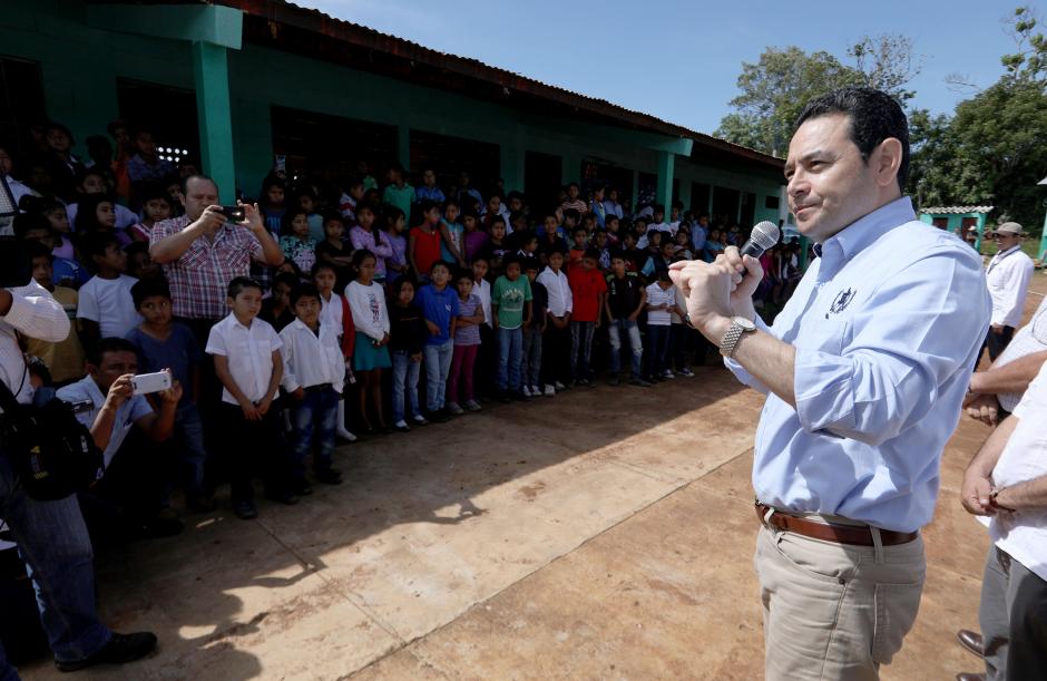 El presidente pide colaboración para tener materiales para realizar trabajos de bacheo. (Foto: Gobierno)