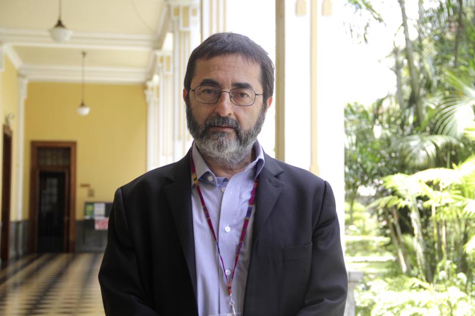 El doctor Fernando Quevedo comparte su visión sobre el desarrollo de la ciencia y tecnología en Guatemala. (Foto: Fredy Hernández/Soy502)