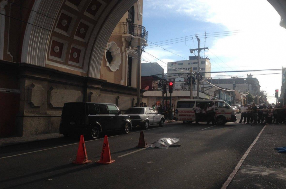 Un ataque armado se registró en la 12ª. calle y 7ª. avenida de la zona 1 capitalina. (Foto: Bomberos Voluntarios)
