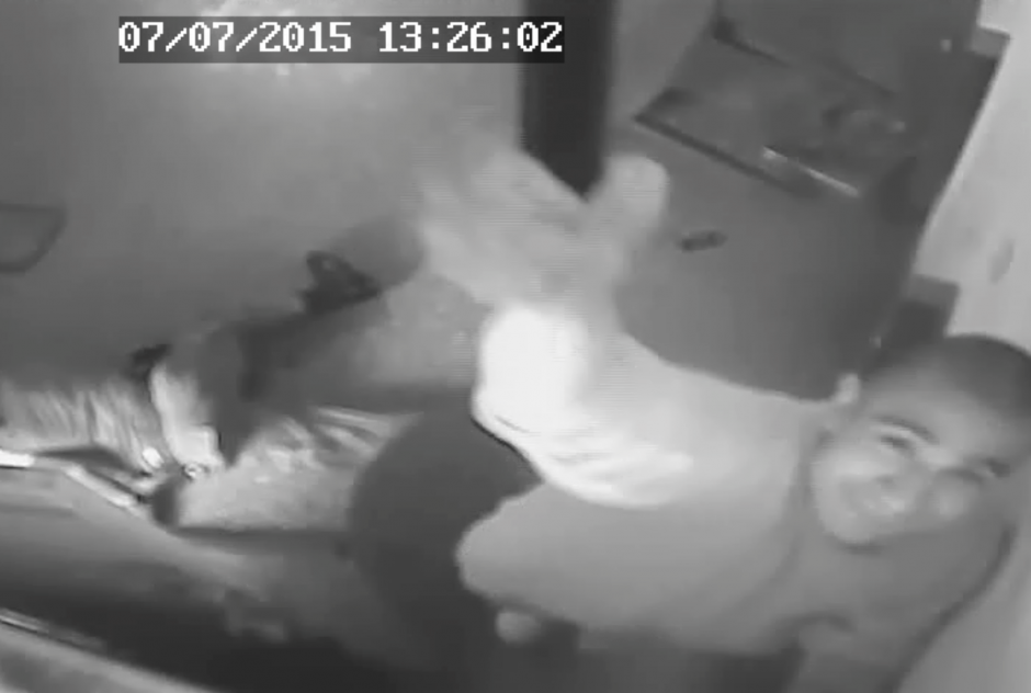 Uno de los adolescentes recluidos en Las Gaviotas intenta destruir una de las cámaras de seguridad del centro. (Foto: Soy502) 