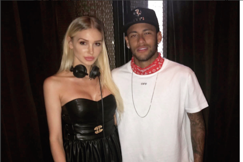 La bella joven rusa aprovechó la oportunidad y se hizo fotografías con algunos jugadores del equipo azulgrana. (Foto: Instagram/@caseykiss_official)