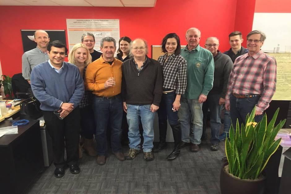 David Whitlock rodeado de los colaboradores de su empresa, AOBiome. (Foto: Facebook/AOBiome)