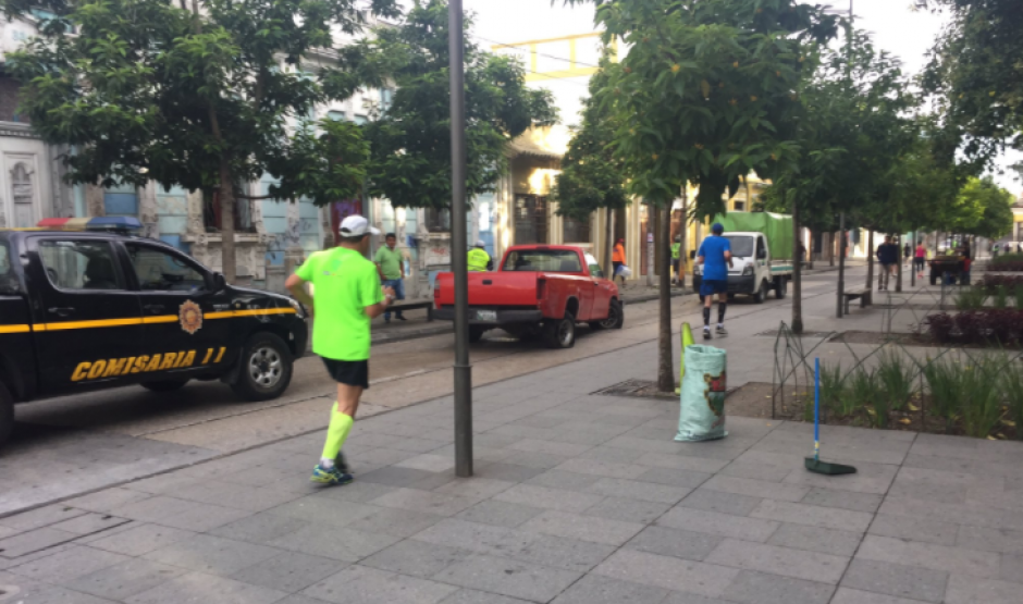 El vehículo rojo colisionó con uno de los árboles del paseo de la 6 Avenida. (Foto: Twitter)