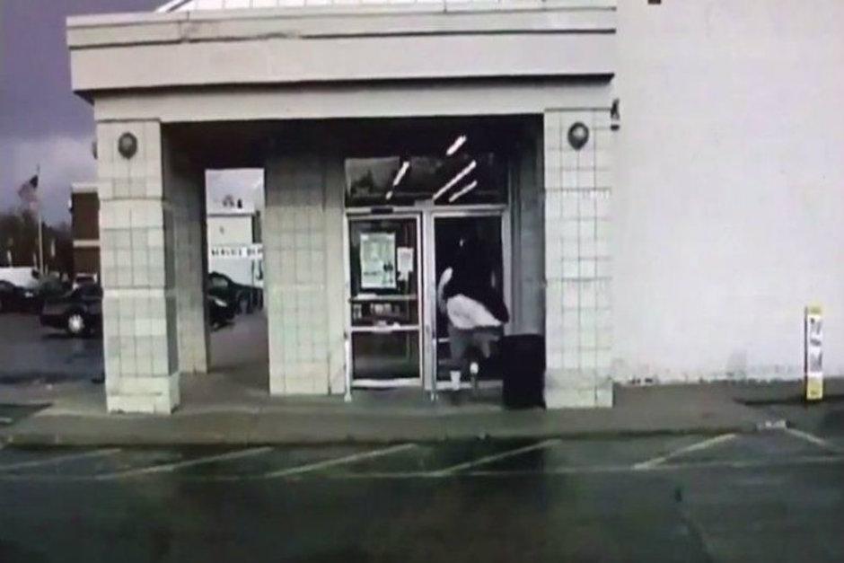 En el video se observa cómo el exjugador de fútbol americano toma impulso para derribar la puerta (Foto: YouTube)