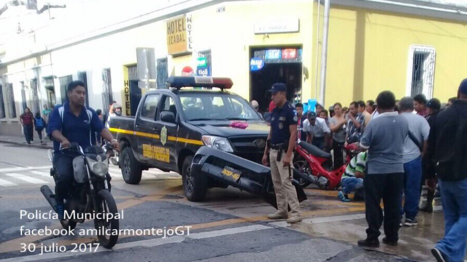 La colisión se produjo en un cruce semaforizado. (Foto: Twitter)