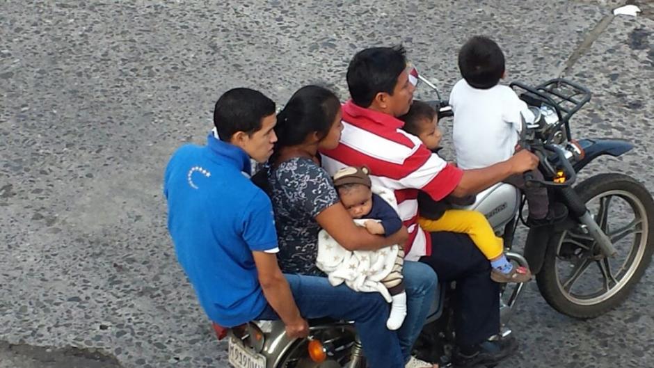 Esta familia fue captada de esta forma en Mazatenango. (Foto: Fredy Rodas)
