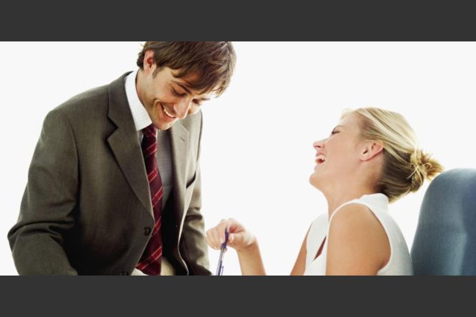 Luego de reconocer que cautivas a alguien debes tomar en cuenta si esa persona también te atrae y si en el trabajo hay reglas sobre los noviazgos. (Foto: Archivo)