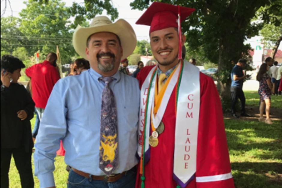 Dylan se graduó con honores Cum Laude por su excelente promedio. (Foto: Twitter)