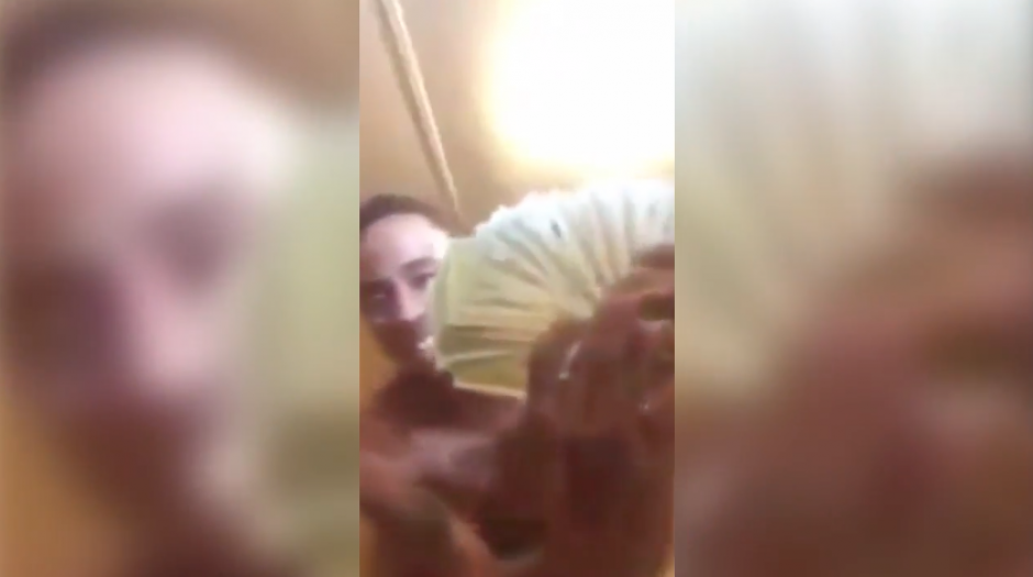 Breon Hollings, de 22 años, transmitía en vivo desde su casa en Florida cuando los agentes llegaron con una orden de allanamiento. (Foto: YouTube)