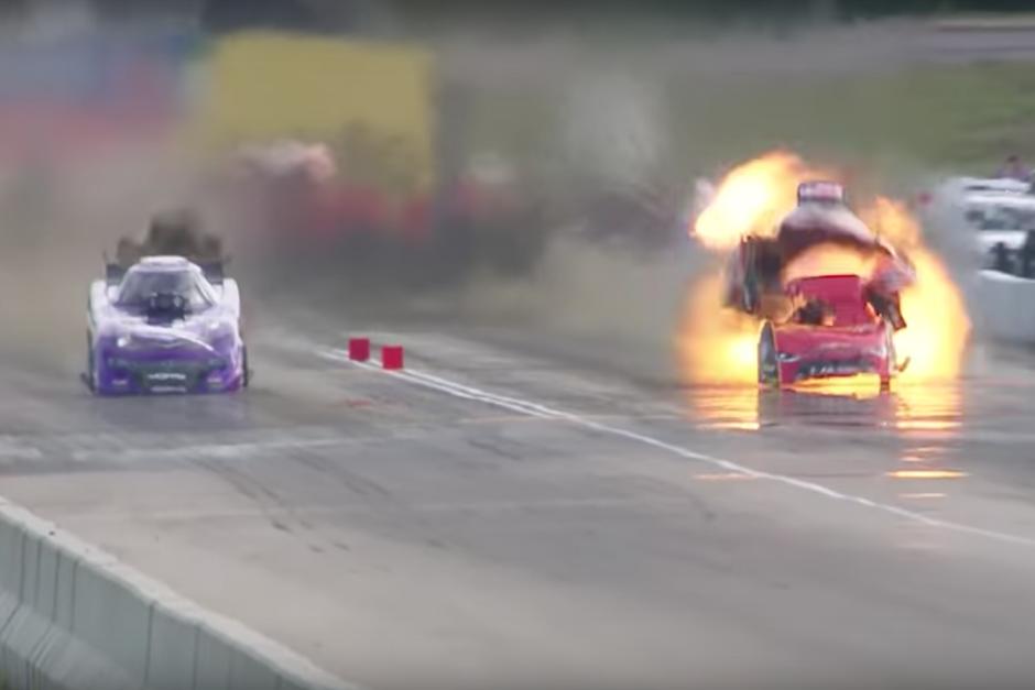 Milagrosamente, la mujer salió por sus propios medios del vehículo luego de la aparatosa explosión. (Imagen: captura de pantalla)