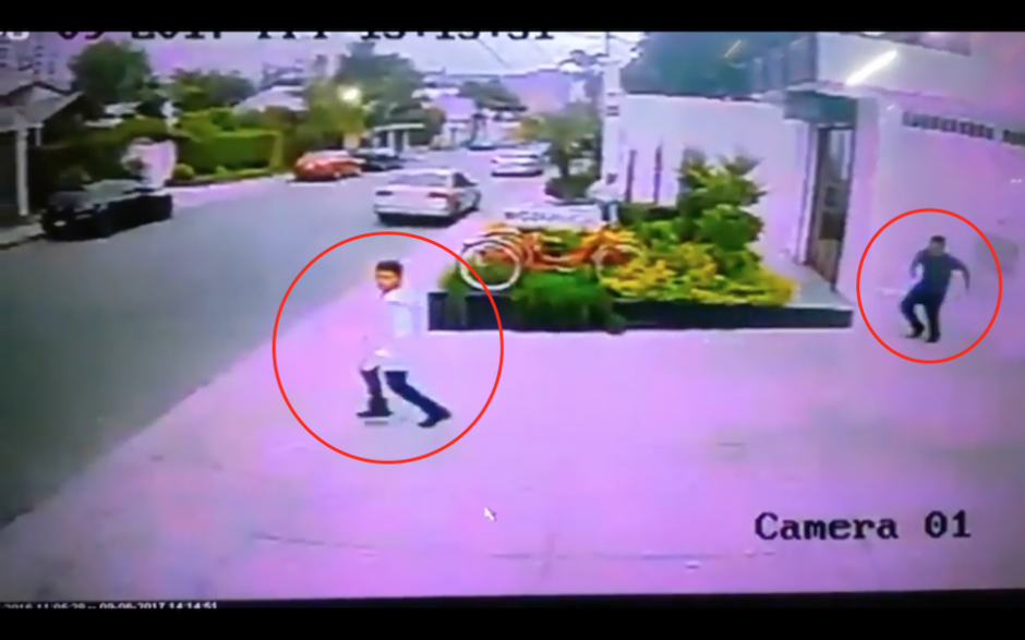 En una de las cámaras de seguridad se observa cuando los dos jóvenes escaparon. (Foto: Captura de YouTube)