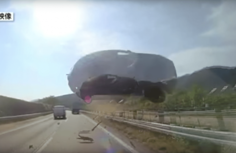 El vehículo liviano se cambió de carril y provocó una tragedia. (Foto: captura de pantalla/YouTube)