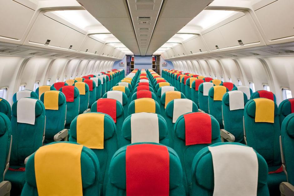 La revista Mecánica Popular evaluó cuáles son las mejores posiciones dentro de un avión para reducir el riesgo en caso de un accidente. (Foto: viajejet.com)
