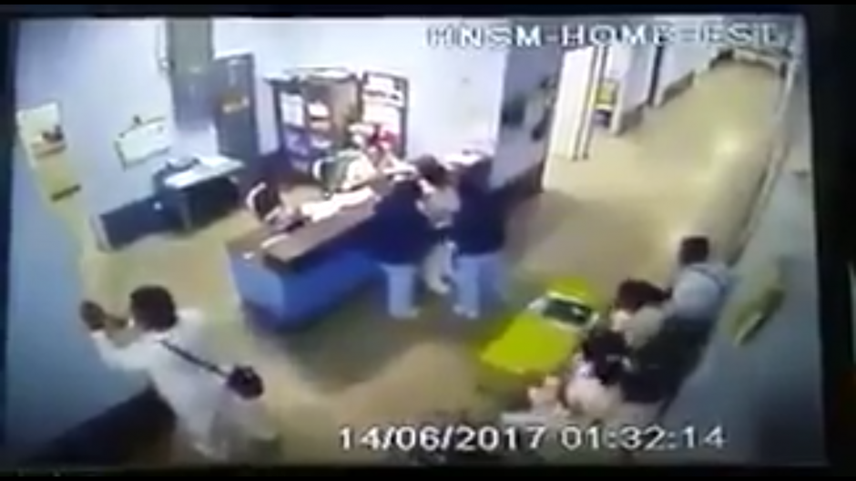 Las cámaras de seguridad captaron el momento del sismo en el Hospital de San Marcos. (Foto: captura de video)