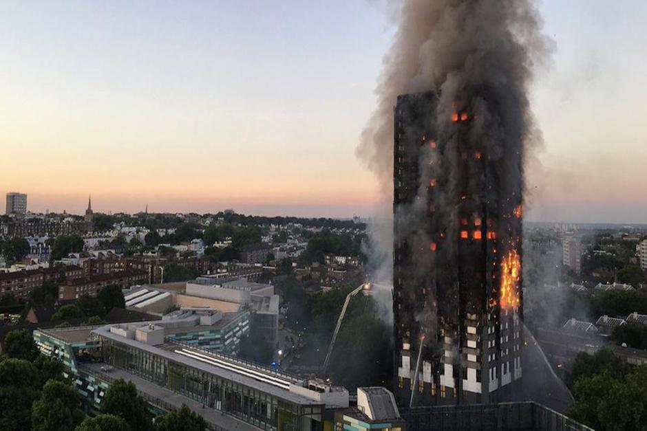 17 personas fallecieron en el incendio registrado la madrugada de este miércoles en el edificio. (Foto: La Vanguardia)