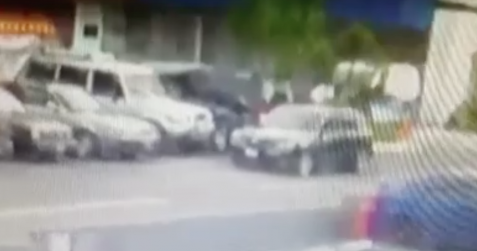 Este vehículo ha sido visto en varias ocasiones en un restaurante que se encuentra cerca del Periférico en la zona 11 y se denuncia que sus ocupantes podrían ser asaltantes. (Foto: Captura de pantalla) 