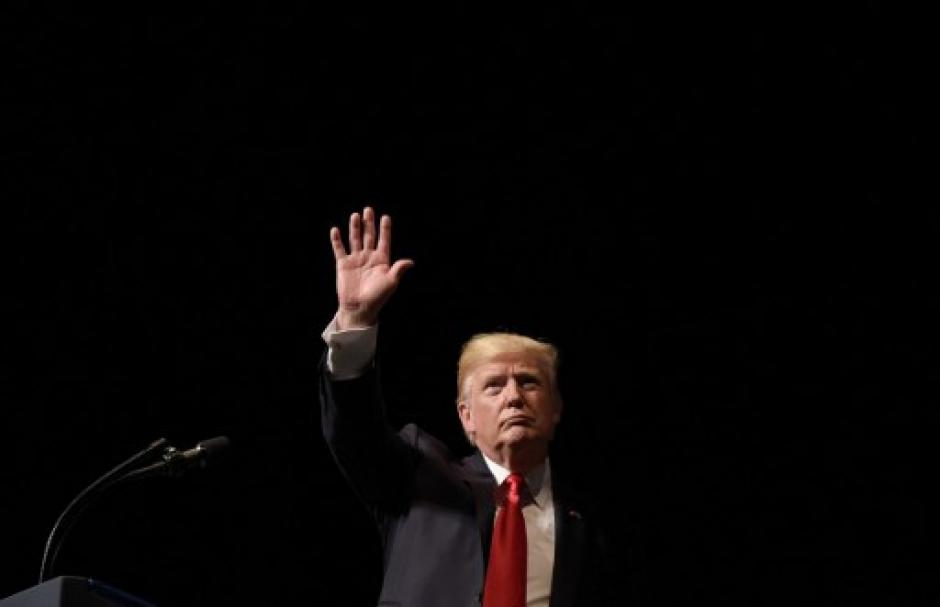 Trump anunció la cancelación del acuerdo bilateral con Cuba este viernes en un teatro de la Pequeña Cuba, en Miami. (Foto: AFP)