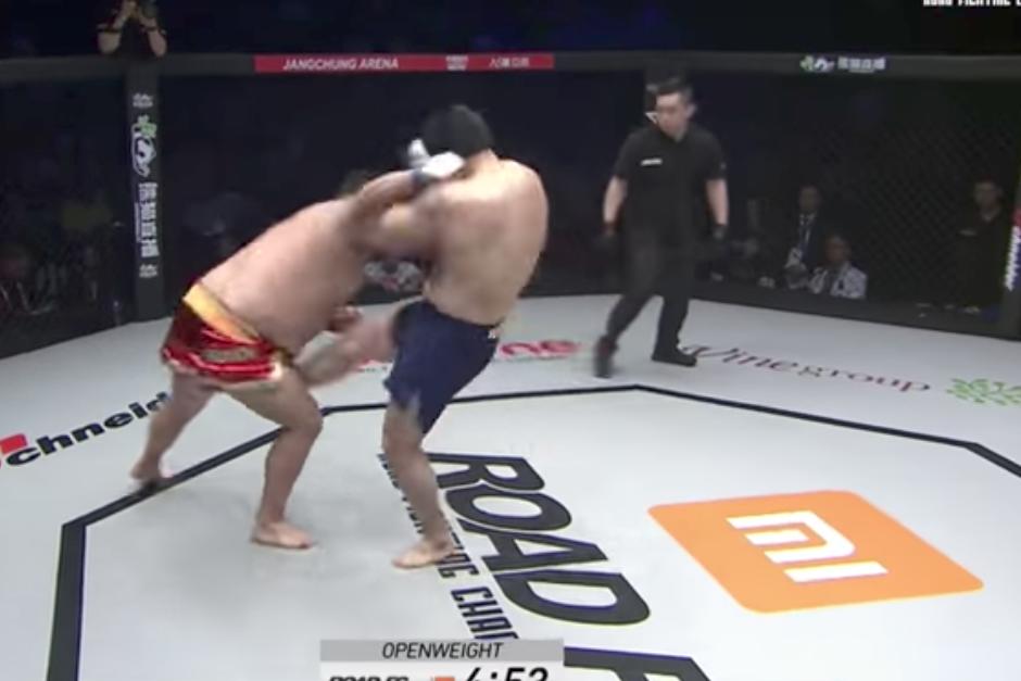 La batalla tuvo una duración de apenas 9 segundos por el incidente que ameritó el traslado del luchador a un hospital. (Imagen: captura de pantalla)