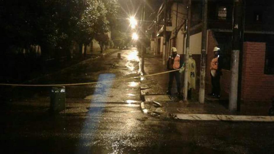 Autoridades cerraron el paso en en la calle del agujero en la Colonia Centroamérica, zona 7. (Foto: Conred)