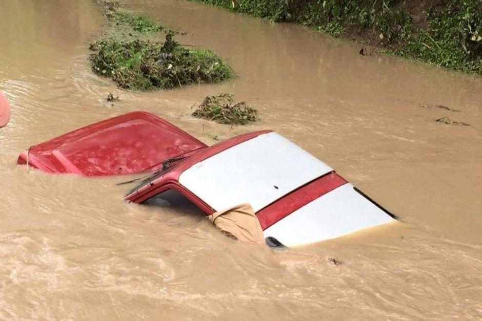 Las víctimas se transportaban en un vehículo que fue arrastrado por la corriente del río. (Foto: El Gráfico de Oriente)
