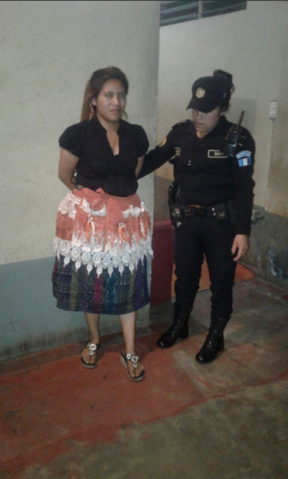 Una mujer fue detenida en el mercado de Coatepeque. (Foto: Stereo100) 