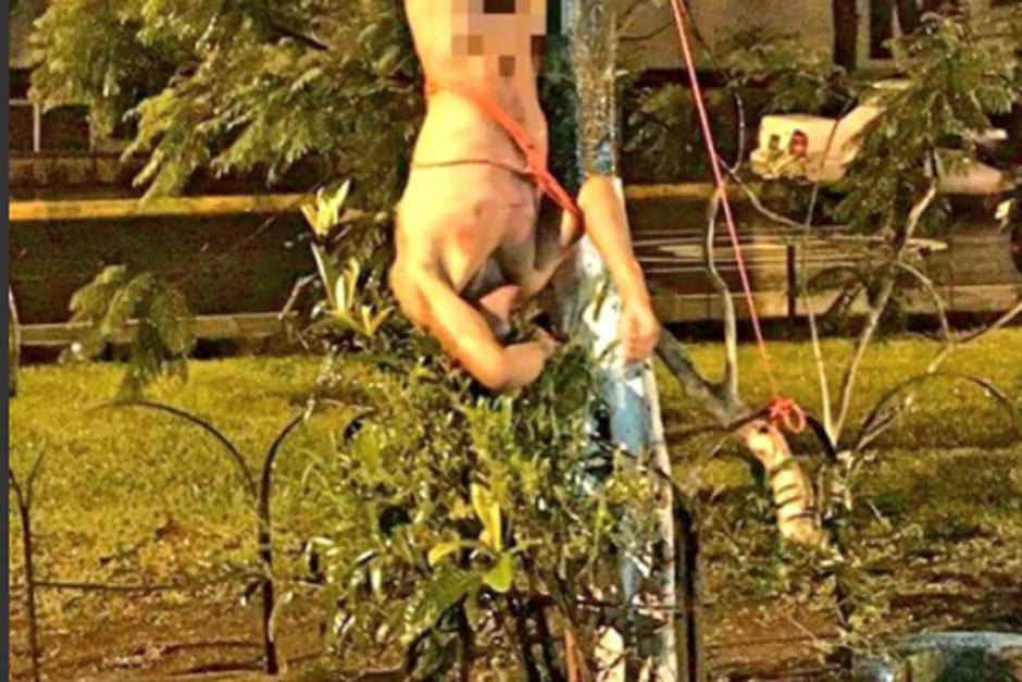 Según algunos estudiantes, el hombre pasó gran parte de la noche en ese lugar. (Foto: Malparqueados/Facebook) 