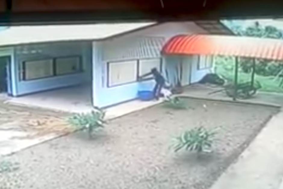 El ladrón hizo un gran esfuerzo para ingresar a la vivienda por la ventana. (Imagen: captura de pantalla)