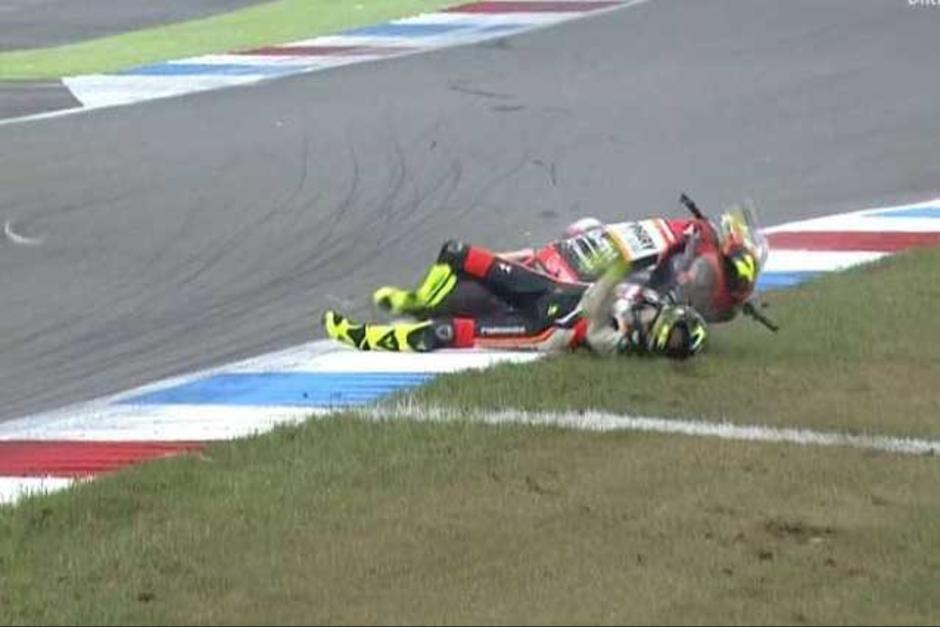 El piloto se golpeó fuertemente la cabeza tras el impacto en el suelo. (Foto: Captura Youtube)