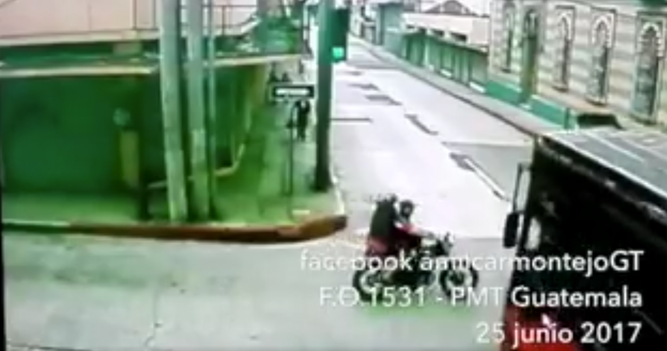 El accidente ocurrió durante la mañana en la 9 Avenida y 13 Calle de la zona 1. (Foto: Twitter)