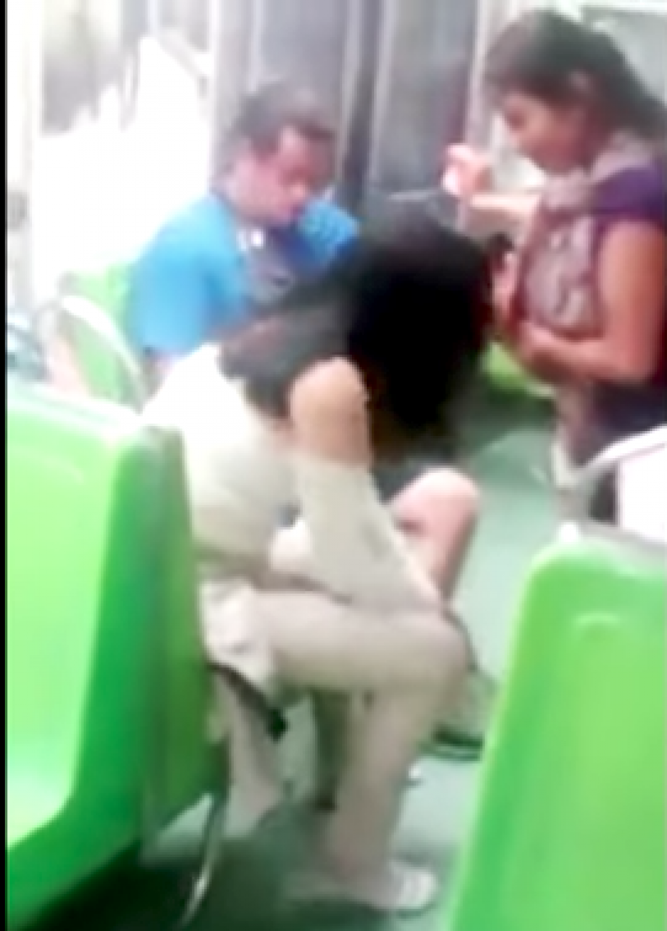 Algunos usuarios de las redes sociales han manifestado que la buena samaritana merece el premio a la ciudadana del año. (Foto: captura de video/YouTube)