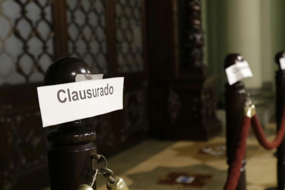 El salón Banderas es una de las salas clausuradas por riesgo de que se desplome la lámpara principal. (Foto: Alejandro Balán/Soy502)