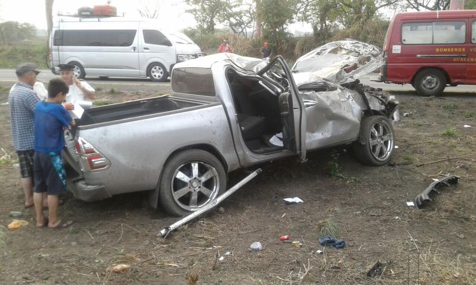 Así quedó el picop. Cuatro personas fallecieron. (Foto: Bomberos Municipales Departamentales) 