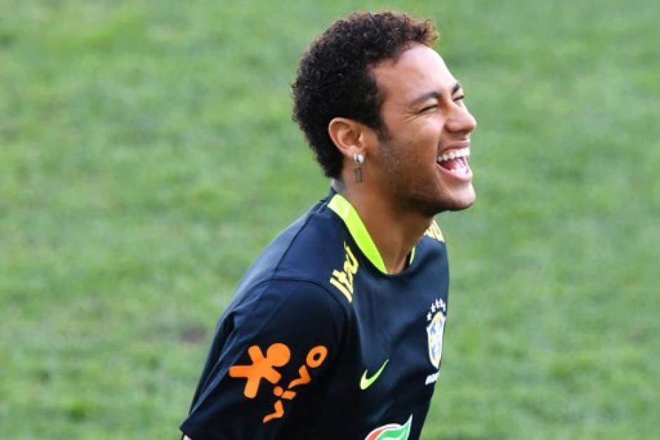 Neymar participó en una sesión de entrenamiento en el estadio Arena Corinthians de Sao Paulo, Brasil. (Foto: AFP)