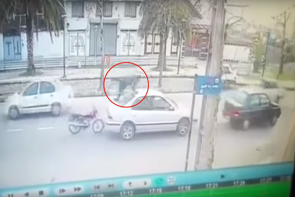 Momento en el que el motorista sale expulsado tras impactar contra la parte trasera del vehículo. (Imagen: captura de pantalla)