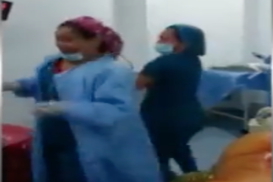 La bochornosa grabación fue realizada en el quirófano de una clínica de Cartagena, Colombia. (Imagen: captura de pantalla)
