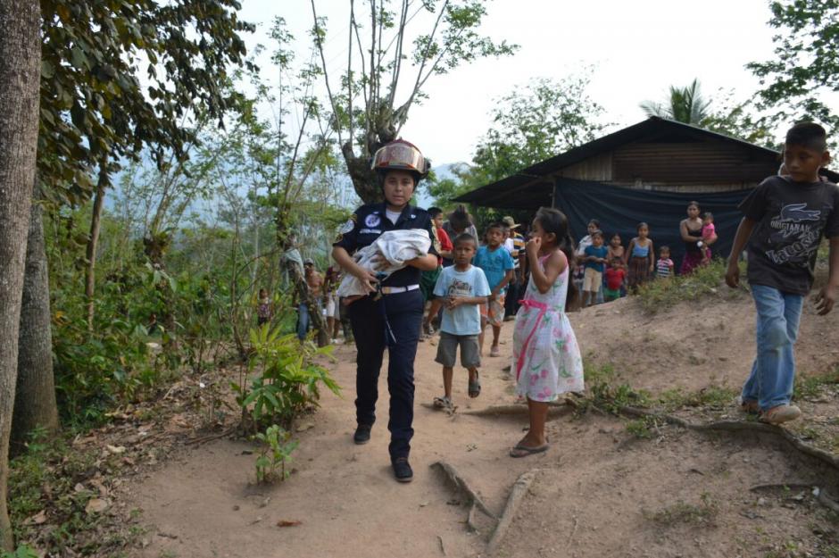 Abandonan a un bebé de dos meses en la puerta de una vivienda en Alta Verapaz. (Foto: Bomberos Municipales Departamentales)